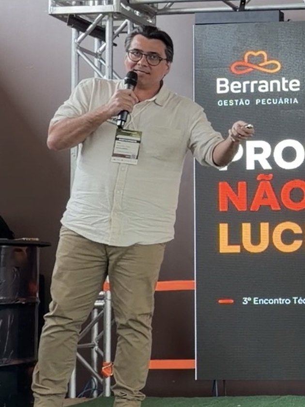 Kennedy no palco do 3º Encontro Técnico de Pecuaristas, ao lado do telão da Berrante