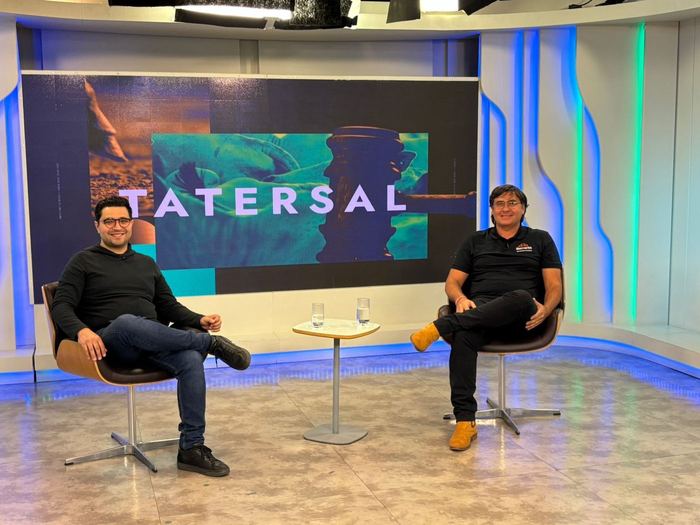Kennedy em entrevista de estúdio de TV